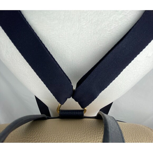 Tommy Hilfiger Chloe II Flap Backpack Fawn/White Greige/Tommy Navy Vegan - Picture 4 of 13